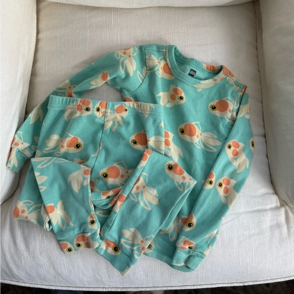 Goodnight Pajama Set in Gold Fish print by Tea Collection like new size 5T